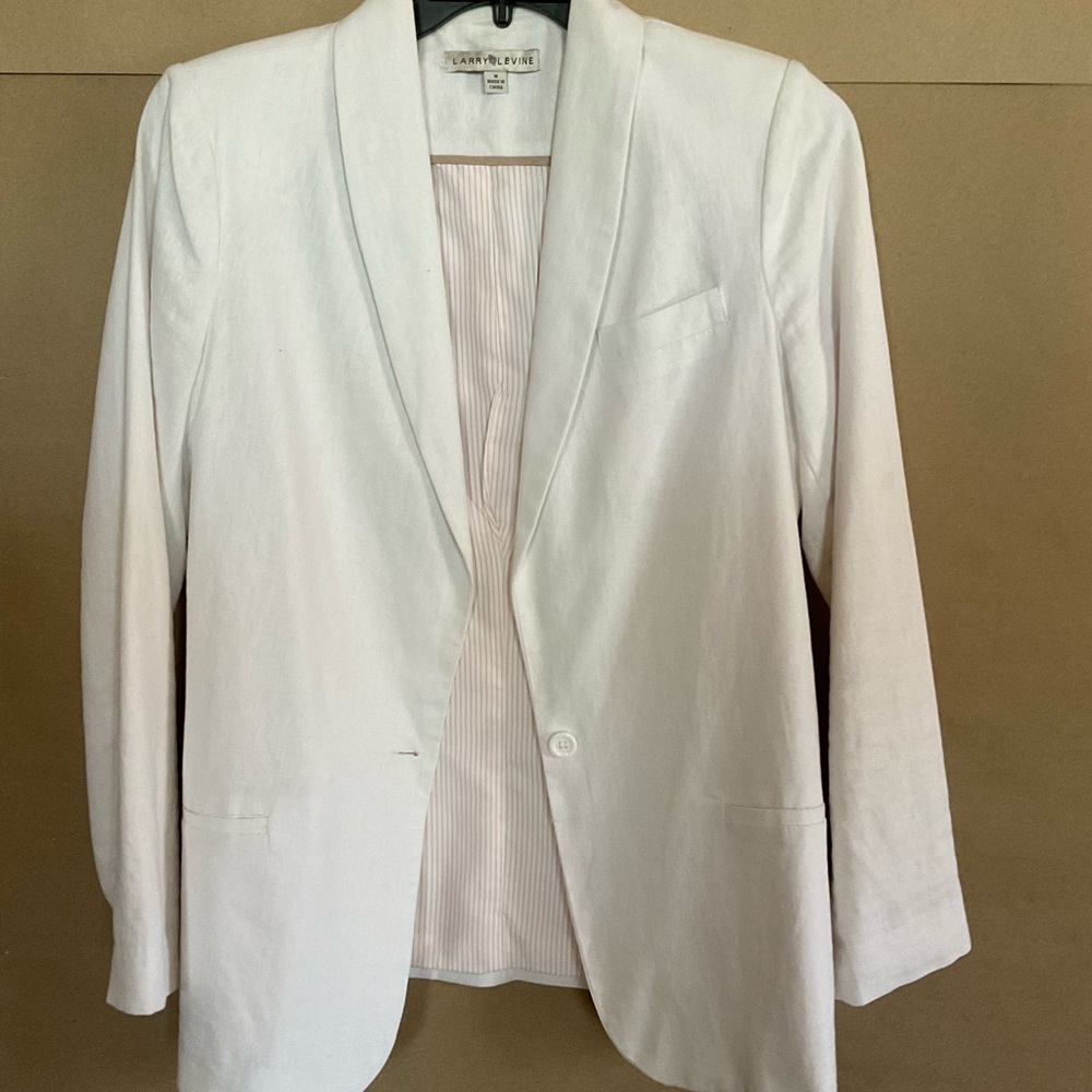 Larry Levine linen blend White Blazer. Size 10